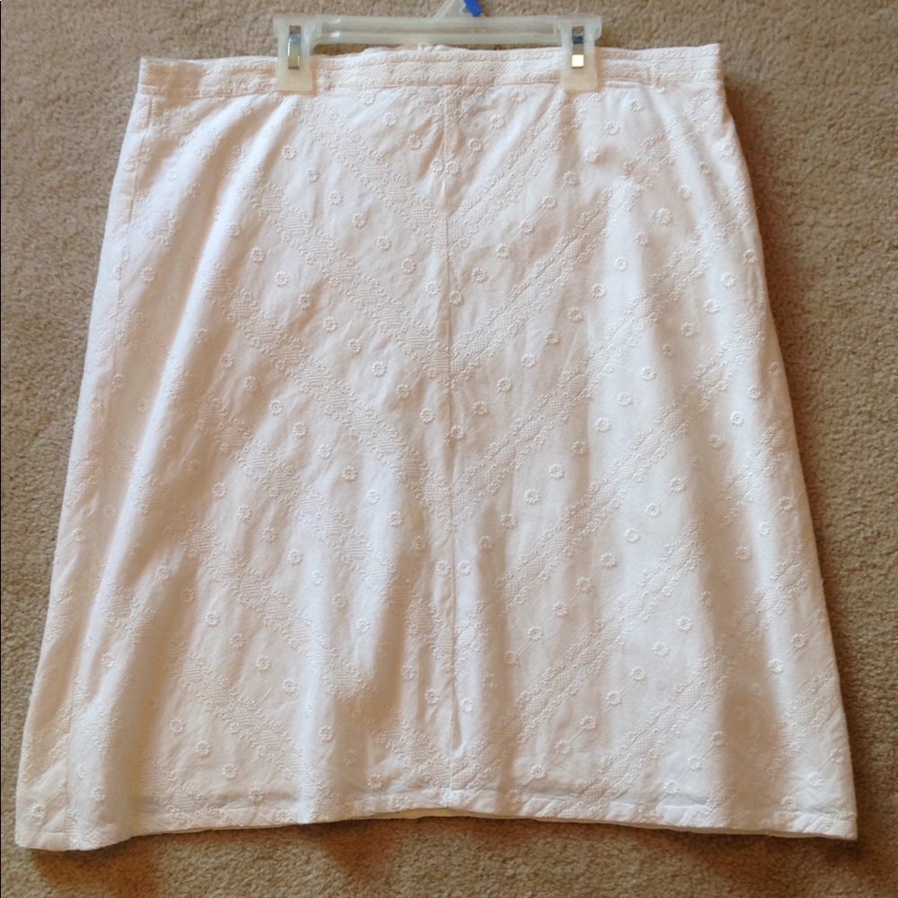 White eyelet skirt with chevron